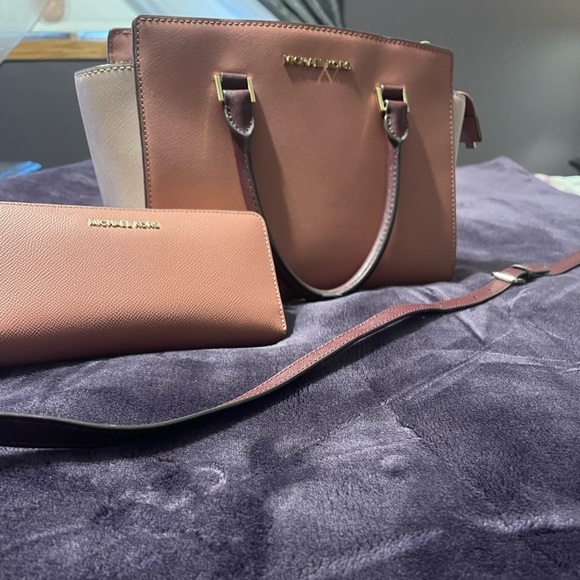 Michael Kors Saffiano Leather Crossbody w/Matchjng wallet - Picture 5 of 6